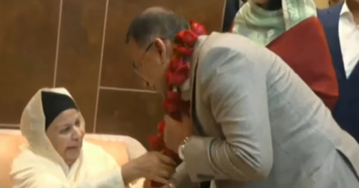 জামাইকে ফুলের মালা দিয়ে বরণ করলেন শাশুড়ি