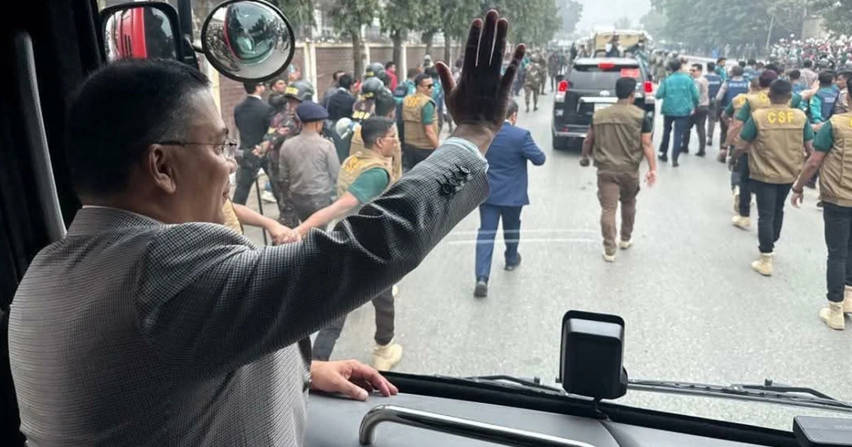 কড়া নিরাপত্তায় ধীরে ধীরে এগোচ্ছে গাড়িবহর, হাত নেড়ে নেতাকর্মীদের শুভেচ্ছা গ্রহণ করছেন তারেক রহমান