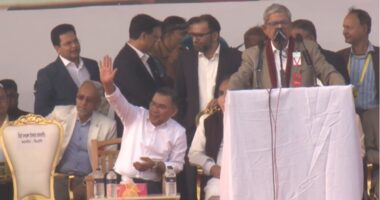 বিশেষ চেয়ার সরিয়ে রেখে সাধারণ চেয়ারে বসলেন তারেক রহমান