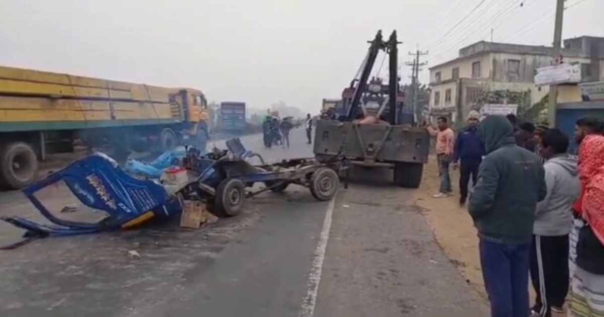 নরসিংদীতে পিকআপভ্যান ও কাভার্ডভ্যানের মুখোমুখি সং/ঘ/র্ষে চালক নি/হ/ত