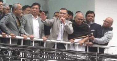 দীর্ঘ ১৭ বছর পর নয়াপল্টনে বিএনপির কেন্দ্রীয় কার্যালয়ে তারেক রহমান, হাত নেড়ে নেতাকর্মীদের শুভেচ্ছা