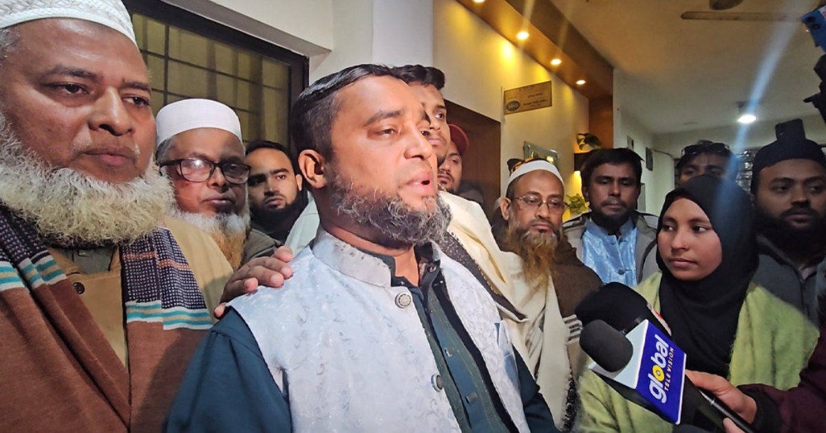 হাসনাত আব্দুল্লাহর জন্য আসন ছেড়ে আবেগে আপ্লুত হয়ে কেঁদে ফেলেন জামায়াতের প্রার্থী