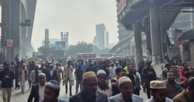 কারওয়ানবাজার থেকেই যানচলাচল বন্ধ হয়ে গেছে, হেঁটেই খালেদা জিয়ার জানাজায় অংশ নিতে যাচ্ছেন মানুষ