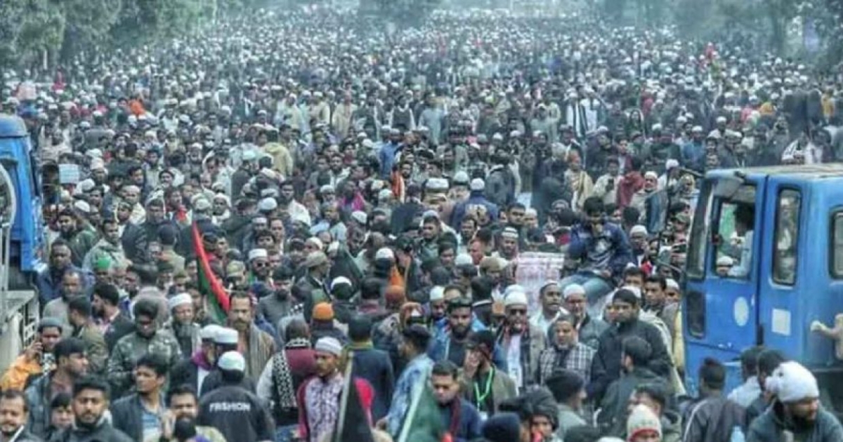 খালেদা জিয়ার জানাজায় ভিড়ের মধ্যে পরে বৃদ্ধের মৃত্যু