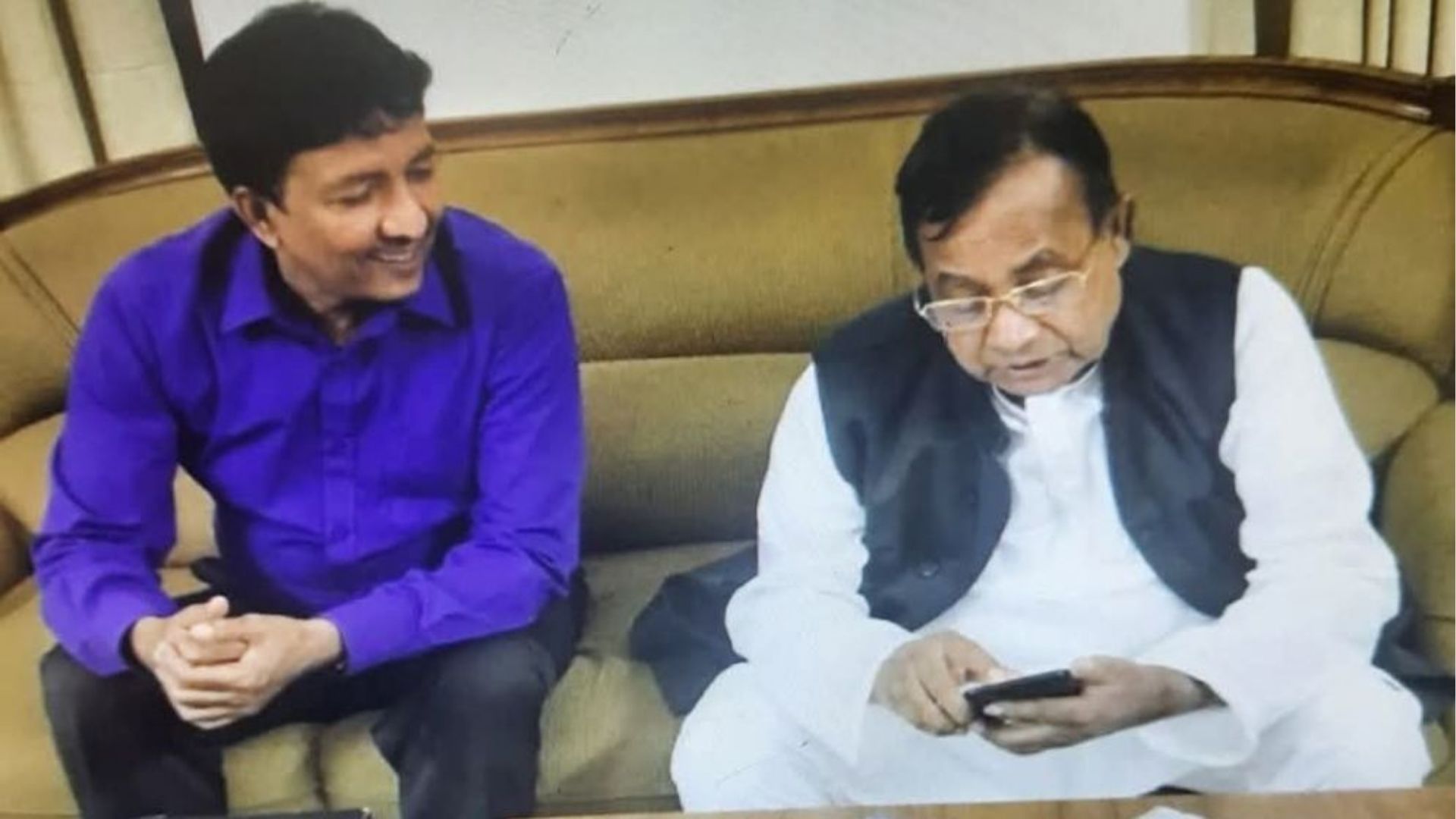 অস্ত্রসহ সাবেক রেলমন্ত্রীর সহচর গ্রেফতার