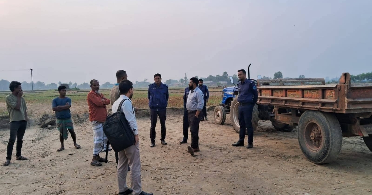 অবৈধভাবে কৃষিজমি থেকে মাটি কাটায় মোবাইল কোর্ট, এক লাখ টাকা জরিমানা