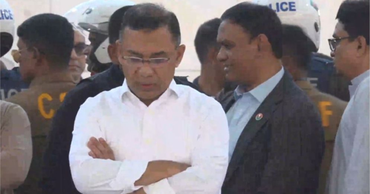 নেতাকর্মীদের সরিয়ে শহীদ জিয়ার কবরের পাশে একান্তে দাঁড়ালেন তারেক রহমান