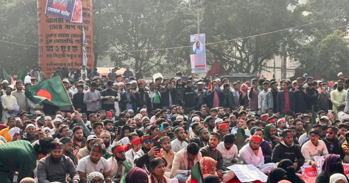 ইনকিলাব মঞ্চের হুঁশিয়ারি, হা/দির খু/নের বিচার না করে কাউকেই ‘সেফ এক্সিট’ দেওয়া হবে না