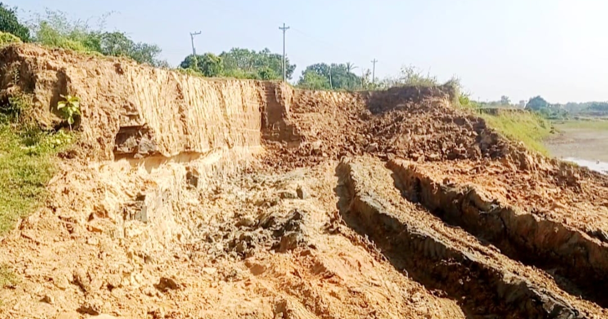 প্রশাসনকে ম্যানেজ করে কুমিল্লার গোমতীর পাড়ে চলছে মাটির হরিলুট