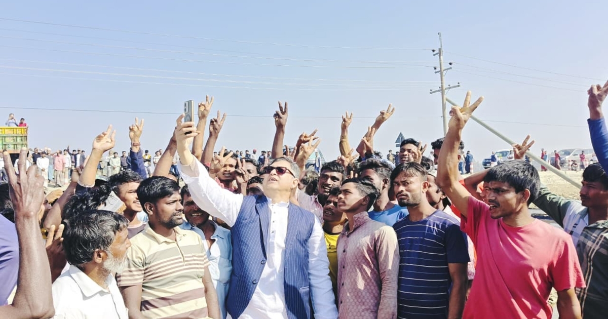 লবণ শ্রমিকদের সঙ্গে সেলফিতে মেতেছেন সালাহউদ্দিন আহমদ