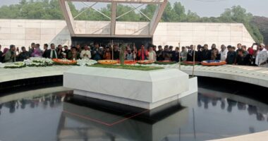 বেগম খালেদা জিয়ার প্রতি শ্রদ্ধা জানাতে জিয়া উদ্যানে নেতাকর্মীসহ সর্বস্তরের মানুষের ঢল