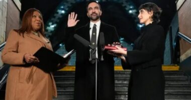 পবিত্র কোরআন হাতে শপথ নিলেন জোহরান মামদানি