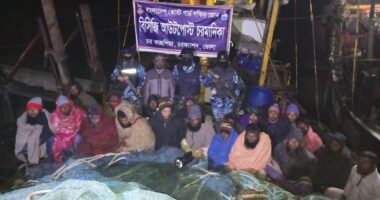 ভোলায় কোস্ট গার্ডের অভিযানে অবৈধ ট্রলিং বোট ও নিষিদ্ধ জাল জব্দ, আটক ২০ জেলে