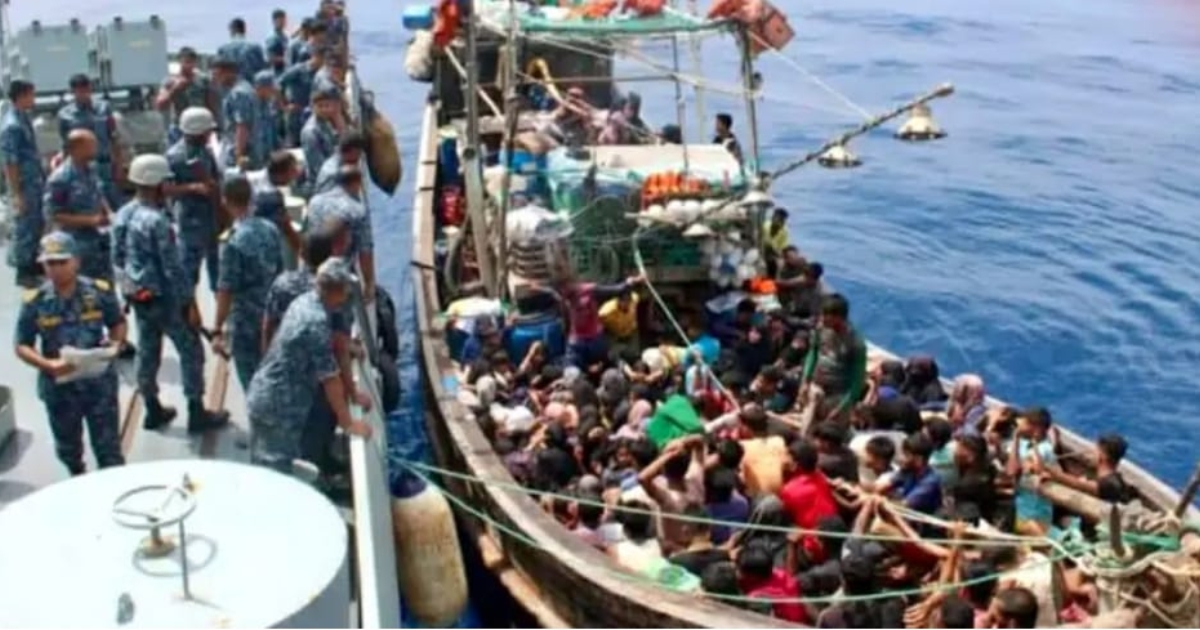 সমুদ্রপথে অবৈধভাবে মালয়েশিয়া গমনকালে নারী ও শিশুসহ ২৭৩ জনকে আটক করেছে নৌবাহিনী জাহাজ