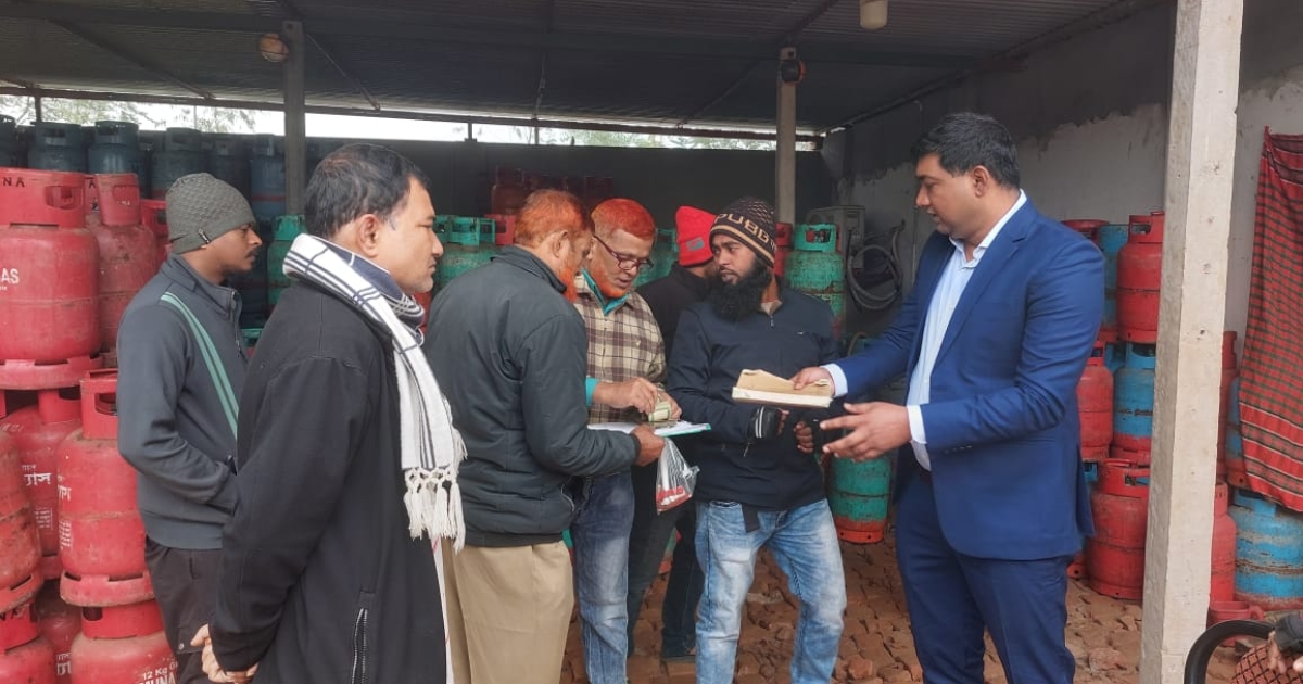 অধিক দামে গ্যাস সিলিন্ডার বিক্রি করায় তিন ব্যাবসায়ীকে দুই লাখ টাকা জরিমানা