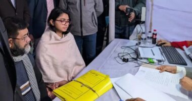 মনোনয়ন ফিরে পেতে আপিল করতে নির্বাচন কমিশনে তাসনিম জারা