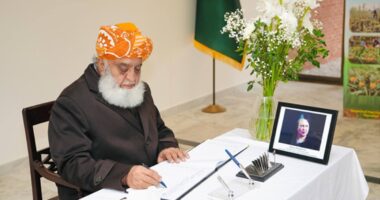 খালেদা জিয়ার শোক বইতে পাকিস্তান জমিয়ত আমিরের স্বাক্ষর