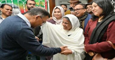 পরম মমতায় মা হারানো শোকাহত তারেক রহমানের মাথায় মাতৃস্নেহে হাত বুলিয়ে দিলেন মাহমুদা সালাম