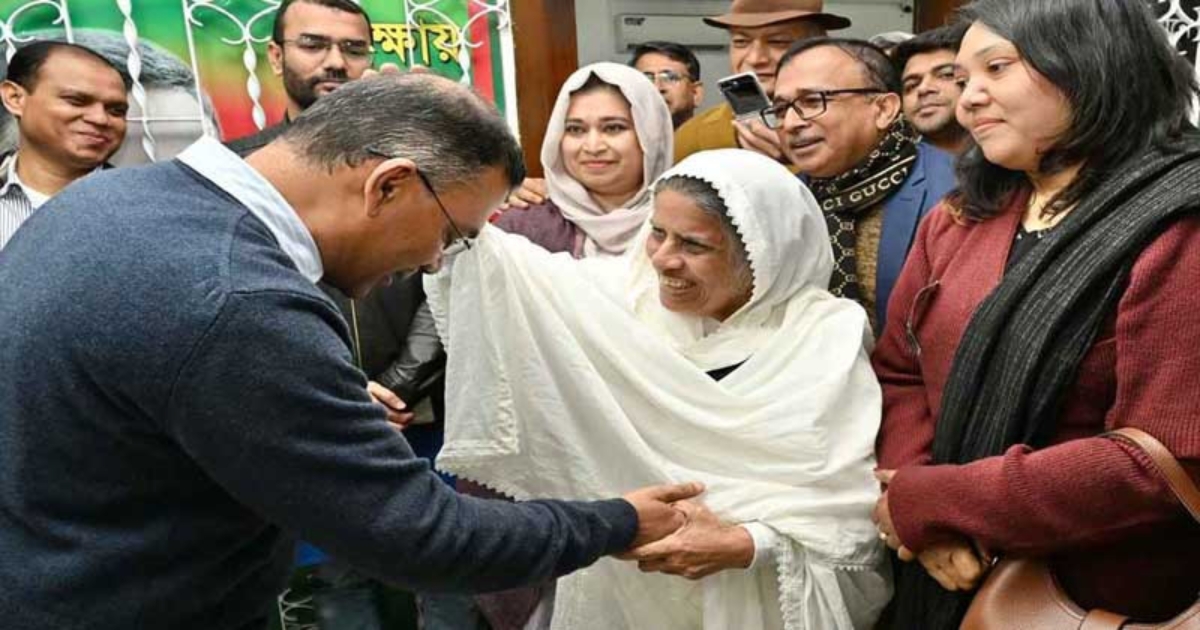 পরম মমতায় মা হারানো শোকাহত তারেক রহমানের মাথায় মাতৃস্নেহে হাত বুলিয়ে দিলেন মাহমুদা সালাম