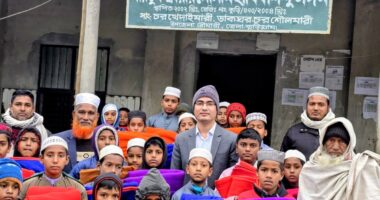 রৌমারীতে তীব্র শীতে উপজেলা নির্বাহী অফিসারের নিজ হাতে কম্বল বিতরণ