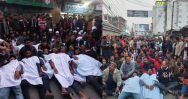 কাফনের কাপড় পরে ভোলায় বিএনপির বিক্ষোভ, সড়ক অবরোধ