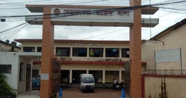 হাতকড়াসহ আসামী ছিনিয়ে নিল এলাকাবাসী, আসামির মাকে আটক করল পুলিশ