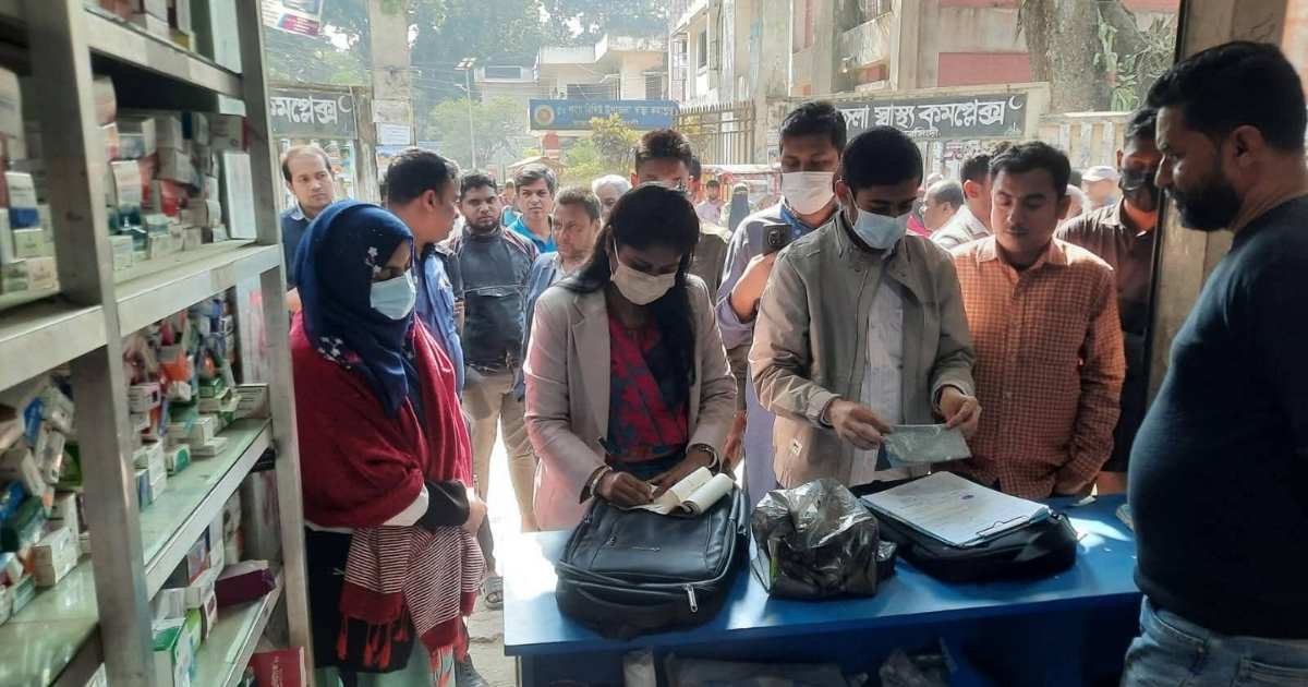 রায়পুরায় মেয়াদ উত্তীর্ণ ওষুধ : দুই ফার্মেসিকে জরিমানা