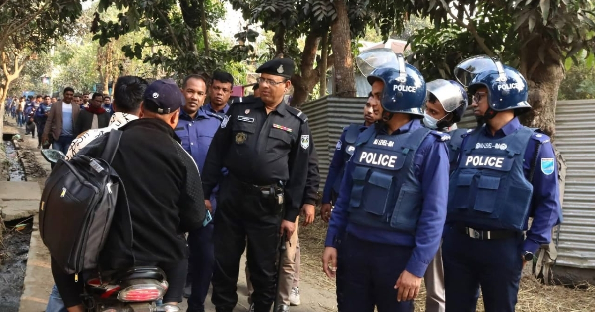 নরসিংদীতে আইন-শৃঙ্খলা রক্ষায় পুলিশ-র‍্যাব-প্রশাসনের যৌথ অভিযান
