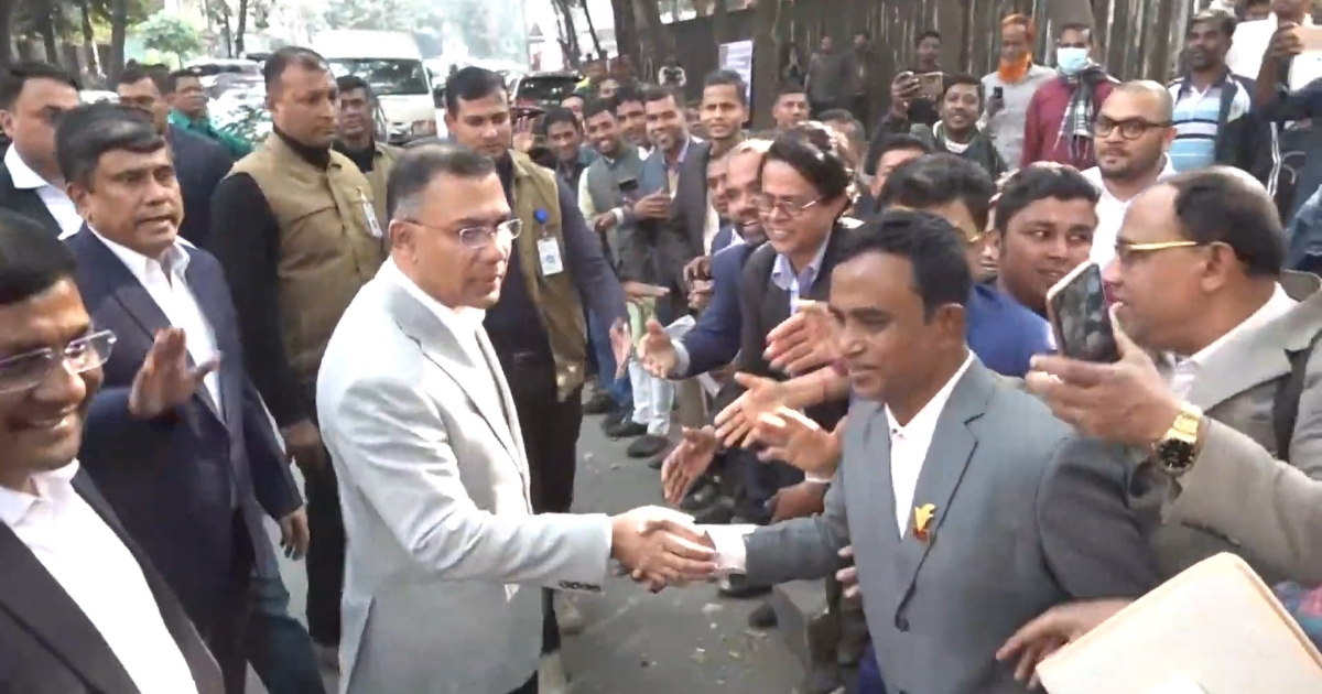 রাস্তায় দাঁড়িয়ে নিয়োগপ্রত্যাশী শিক্ষকদের দাবির কথা শুনলেন তারেক রহমান