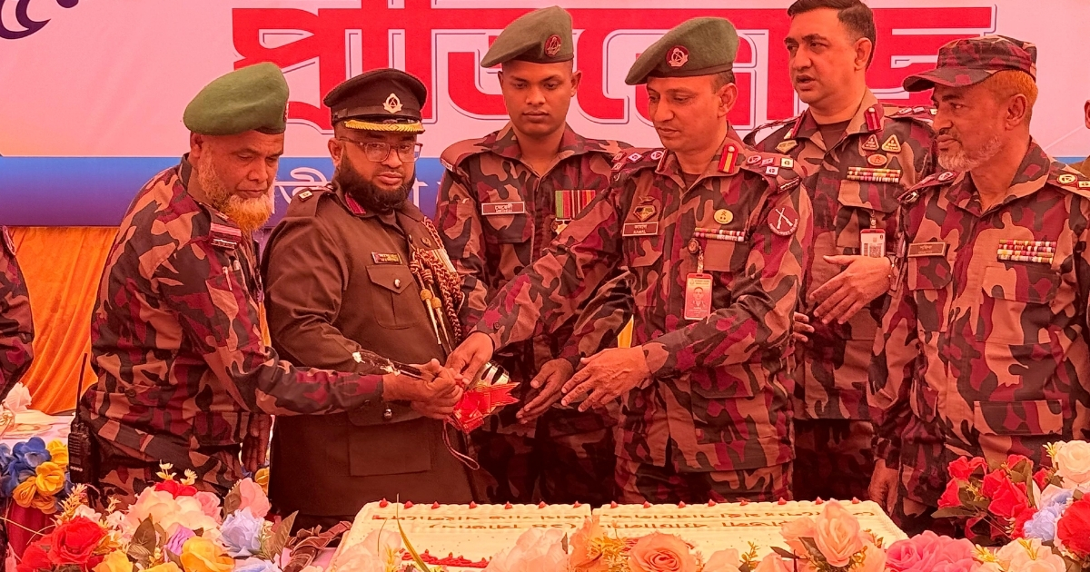 পত্নীতলায় কেক কেটে পালিত হলো ১৪ বিজিবির ৫৯তম প্রতিষ্ঠা বার্ষিকী