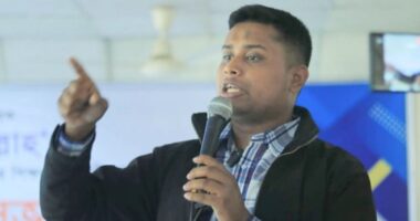 আমাদের রক্তের ওপর দাঁড় করাইয়া এই বাংলাদেশকে আর কোনো বুর্জোয়াদের হাতে তুলে দেব না : হাসনাত আবদুল্লাহ