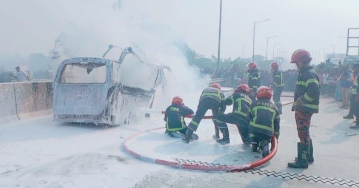 ঢাকা-মাওয়া এক্সপ্রেসওয়েতে অ/গ্নি/কা/ণ্ড, মুহূর্তে রক্ষা পেল রোগী ও স্বজনরা