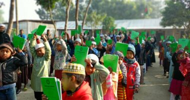 চিলাহাটিতে আহলুস সুফফা ফাউন্ডেশনের শিক্ষা উপকরণ বিতরণ