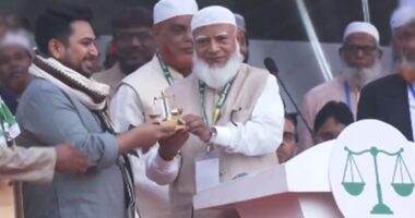 নাহিদ ইসলামের হাতে দাঁড়িপাল্লা তুলে দিলেন জামায়াত আমির