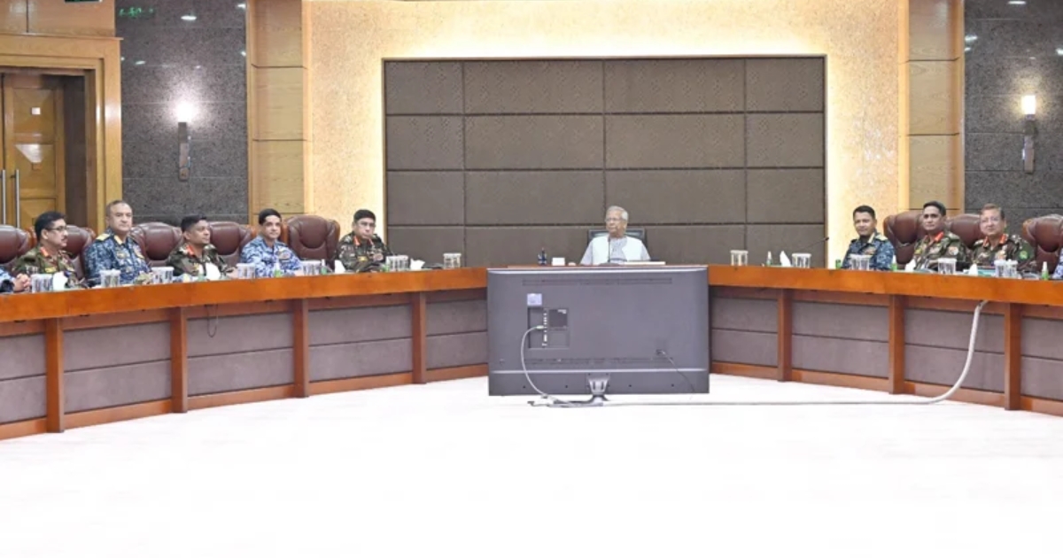 অবাধ ও সুষ্ঠু নির্বাচন উপহার দিতে সশস্ত্র বাহিনীকে সতর্ক থাকার নির্দেশ দিয়েছেন প্রধান উপদেষ্টার