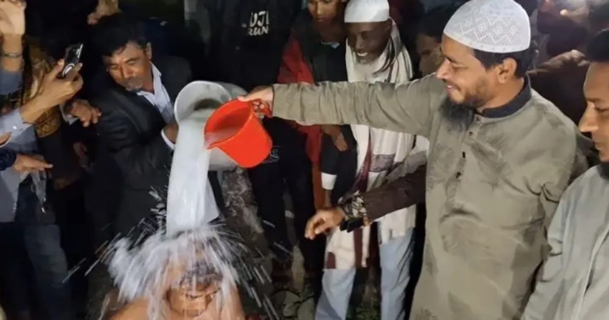 দুধ দিয়ে গোসল করে দলবলসহ জামায়াতে যোগ দিলেন বিএনপি নেতা
