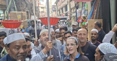 ঢাকা-৭ আসনে গণসংযোগে জামায়াত প্রার্থী, স্লোগানে যোগ দিলেন দুই বিদেশি