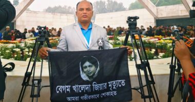 ‎জিয়া উদ্যানে বেগম খালেদা জিয়ার কবর জিয়ারত করলেন অ্যাডভোকেট রেজাউল করিম রেজা