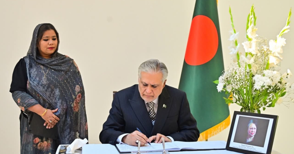 বাংলাদেশ হাইকমিশনে এসে খালেদা জিয়াকে শ্রদ্ধা জানালেন পাকিস্তানের পররাষ্ট্রমন্ত্রী