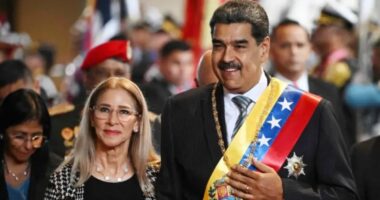 মাঝরাতে ঘুমের মধ্যে বেডরুম থেকে আটক করা হয় মাদুরো ও তার স্ত্রীকে