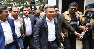 সবাইকে অবাক করে পায়ে হেঁটে অফিসে গেলেন তারেক রহমান