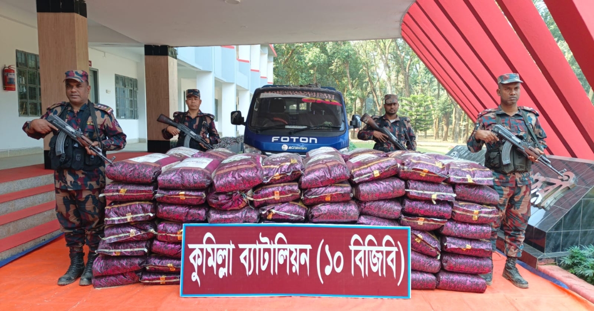 কুমিল্লায় ১০ বিজিবির অভিযানে পিকআপসহ বিপুল পরিমাণ ভারতীয় পণ্য জব্দ