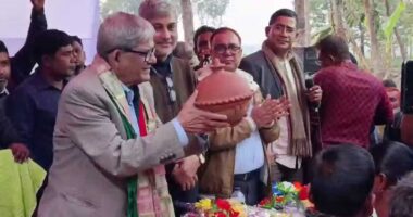 মির্জা ফখরুলের হাতে ডিম ও জমানো সঞ্চয় তুলে দিলেন দুই ভোটার