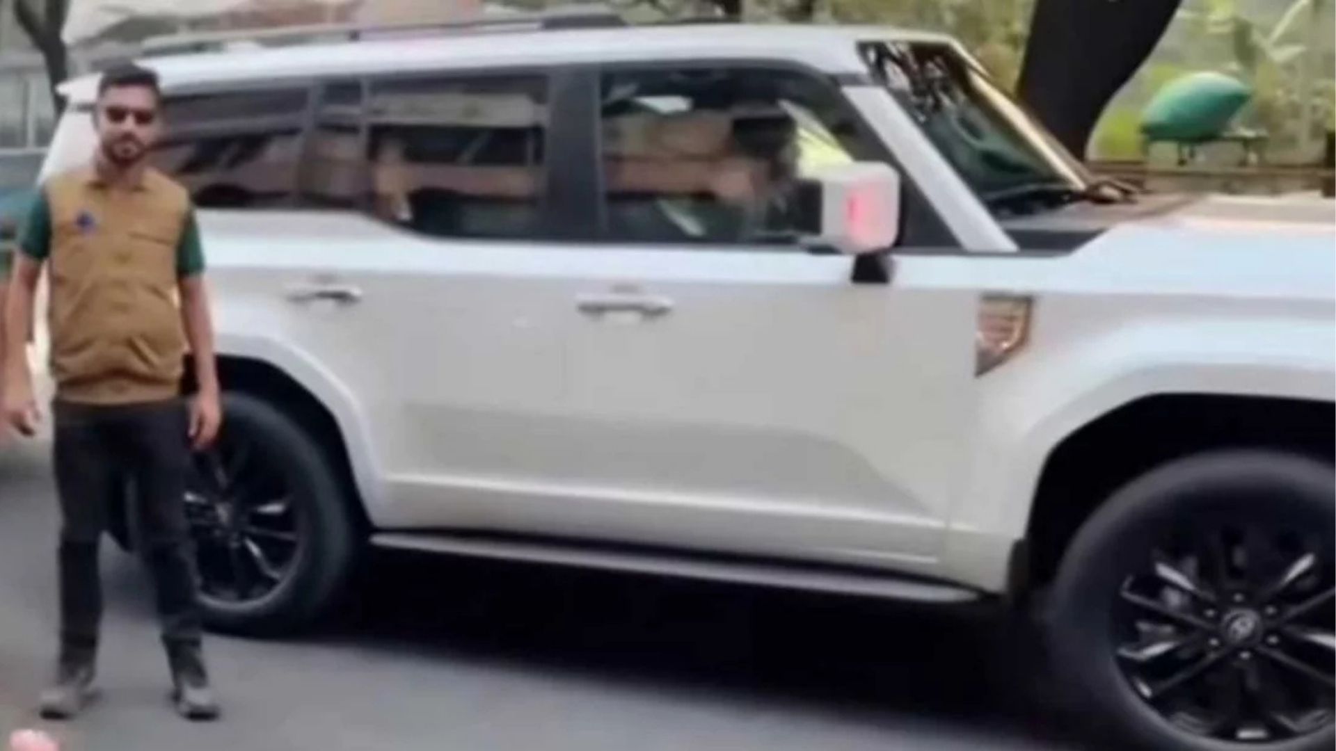 তারেক রহমানের গাড়িতে ‘রহস্যময়’ খাম সেঁটে উধাও বাইকার, এখনও শনাক্ত হয়নি