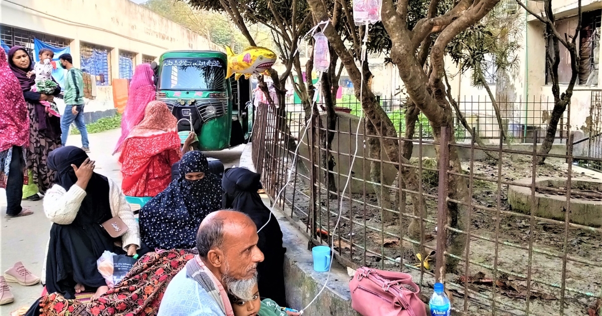 টাঙ্গাইল জেনারেল ও মেডিকেল কলেজ হাসপাতালে ডায়রিয়া রোগীর স্যালাইন ঝুলছে গাছে