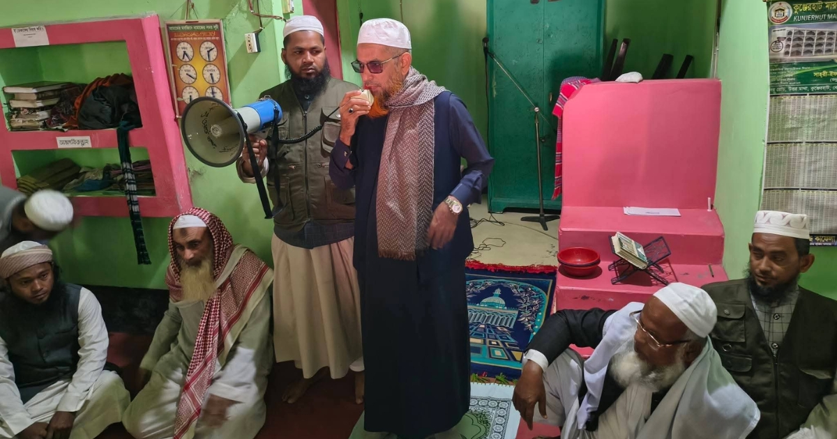 দেশ ও জাতির কল্যাণ কামনায় মনপুরায় হাতপাখা প্রতীকের প্রার্থী প্রফেসর এ এম এম কামালের গণসংযোগ