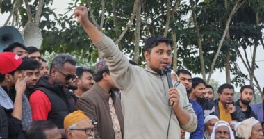 চুরি ও দুর্নীতি করার চেয়ে, রাস্তার মাটি ও ইট খাওয়ার চেয়ে ভিক্ষা করে ভোট চাওয়া বেশি সম্মানের : হাসনাত আব্দুল্লাহ