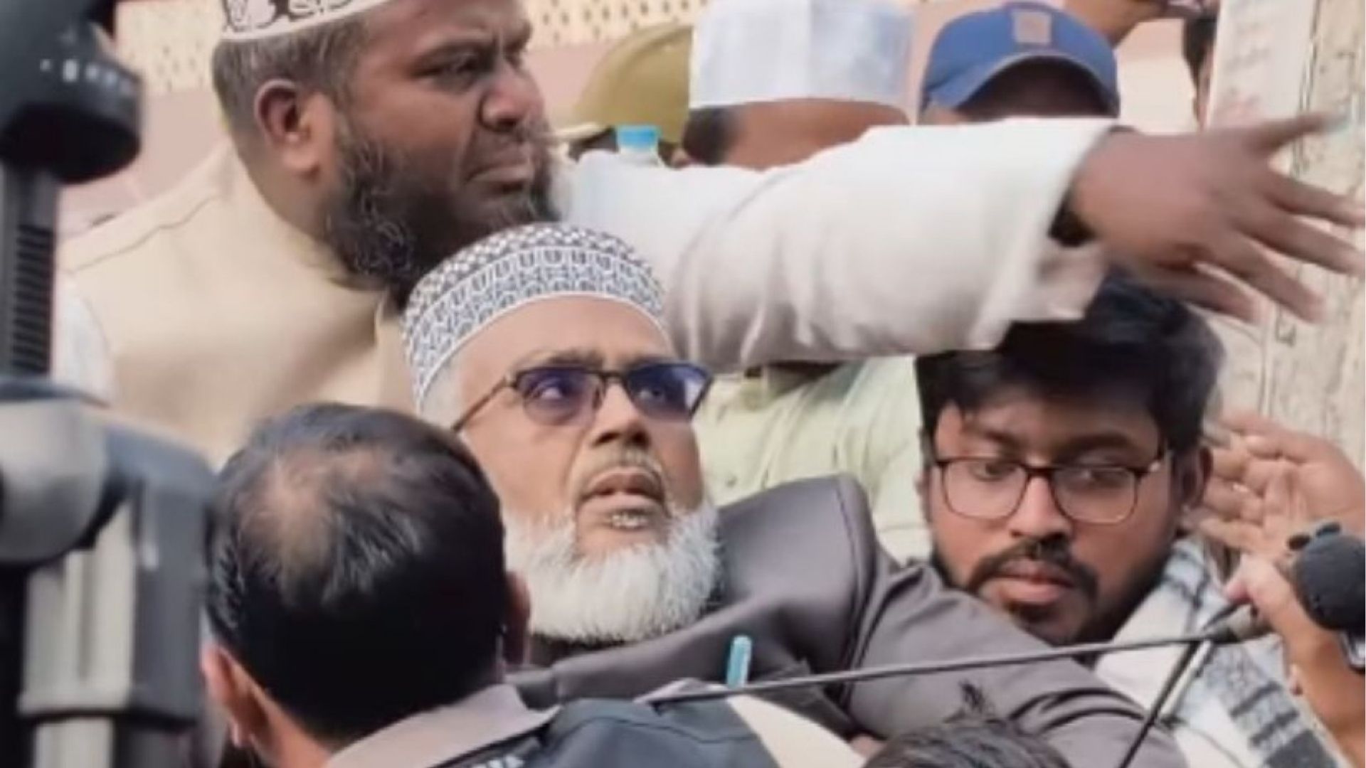 বক্তব্য প্রদানকালে মৃত্যুর কোলে ঢলে পড়লেন জেলা জামায়াত আমির