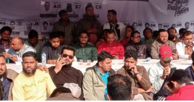 জবির প্রধান ফটকের সামনে ছাত্রদল সভাপতি রাকিবের নেতৃত্বে নেতাকর্মীদের অবস্থান