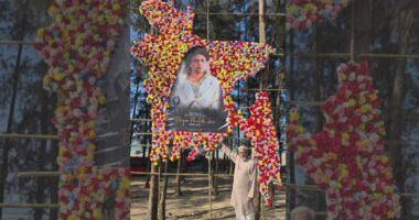 সমুদ্রসৈকতে ফুটে উঠল ‘ফুলেল বাংলাদেশ’, মধ্যমণি বেগম খালেদা জিয়া